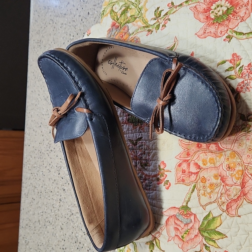 Clarks Navy blue leather driving shoes. Size 7m.
